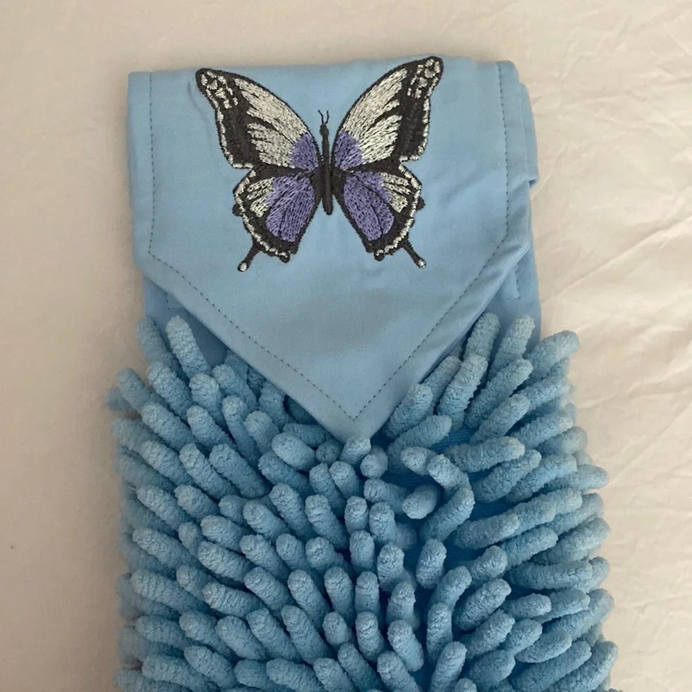 Chenille Bathroom Hand Towel. BNWT. Great to use for guests while visiting